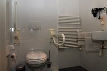 angepast toilet met beugels in Mindervalide kamer in Bed en Breakfast De Hamsche Kuul