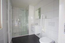 Eén van de zes persoons chalets is toegankelijk voor mindervaliden en beschikt over een aangepaste badkamer.
