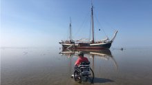 Lutgerdina met je rolstoel op het Wad